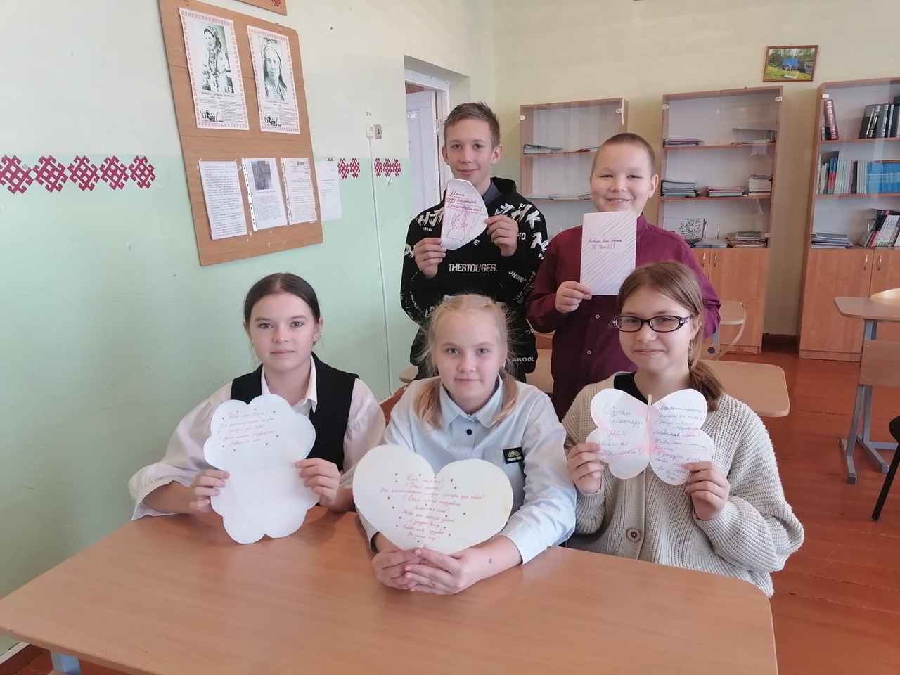 Учащиеся 6 класса МОУ СШ с. Еделево приняли участие в творческой мастерской, посвящённой Дню матери.