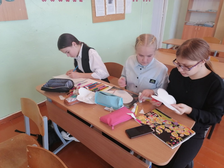Учащиеся 6 класса МОУ СШ с. Еделево приняли участие в творческой мастерской, посвящённой Дню матери.