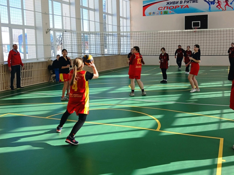 Муниципальный этап соревнований по волейболу среди девушек.